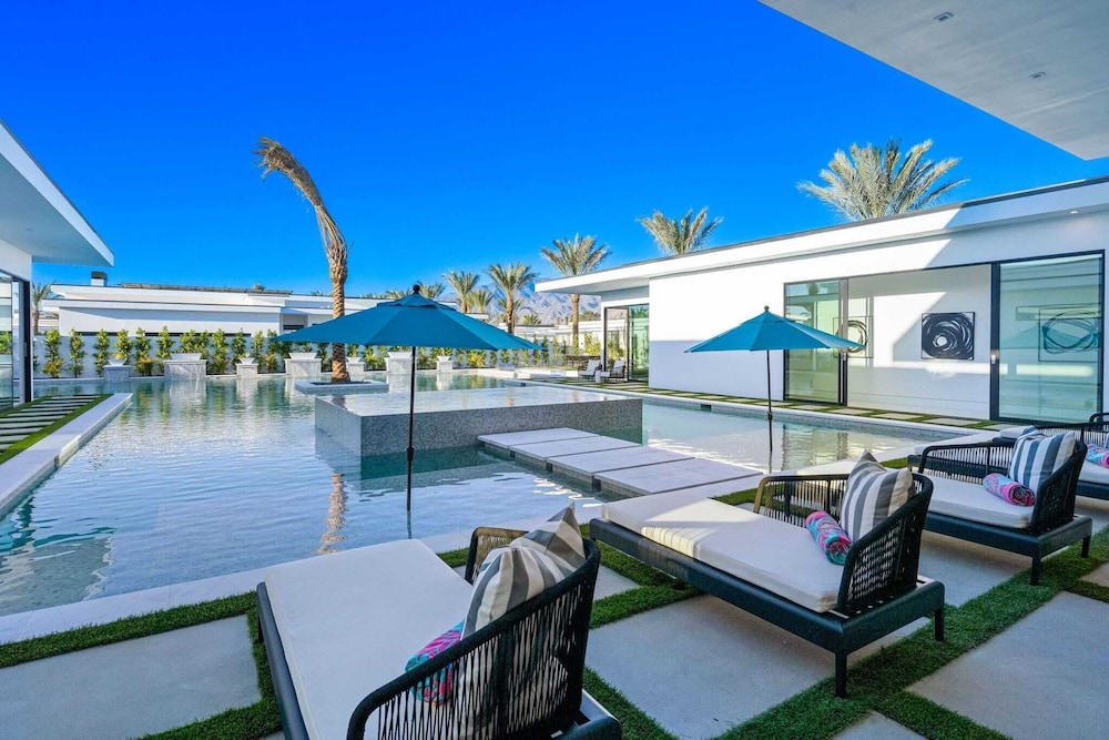 Sleeps 20 Spacious Retreat Pool & Hot Tub Retreat Bravo Villa #4 by Avantstay