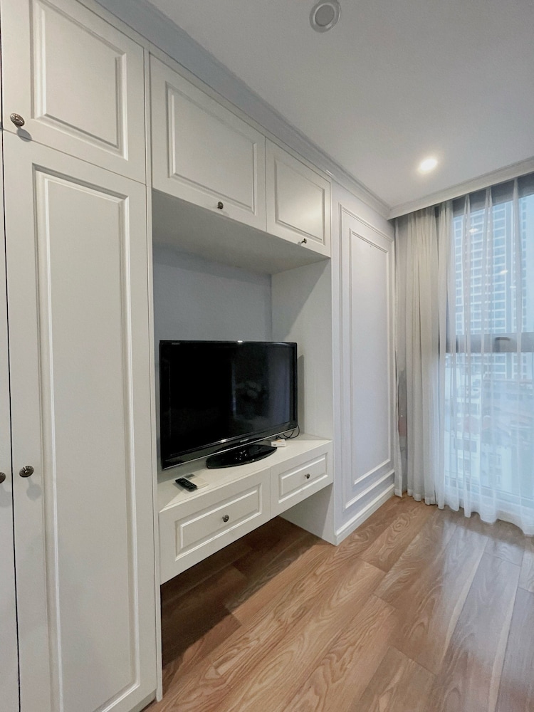 D El Dorado Westlake Luxury Apartments