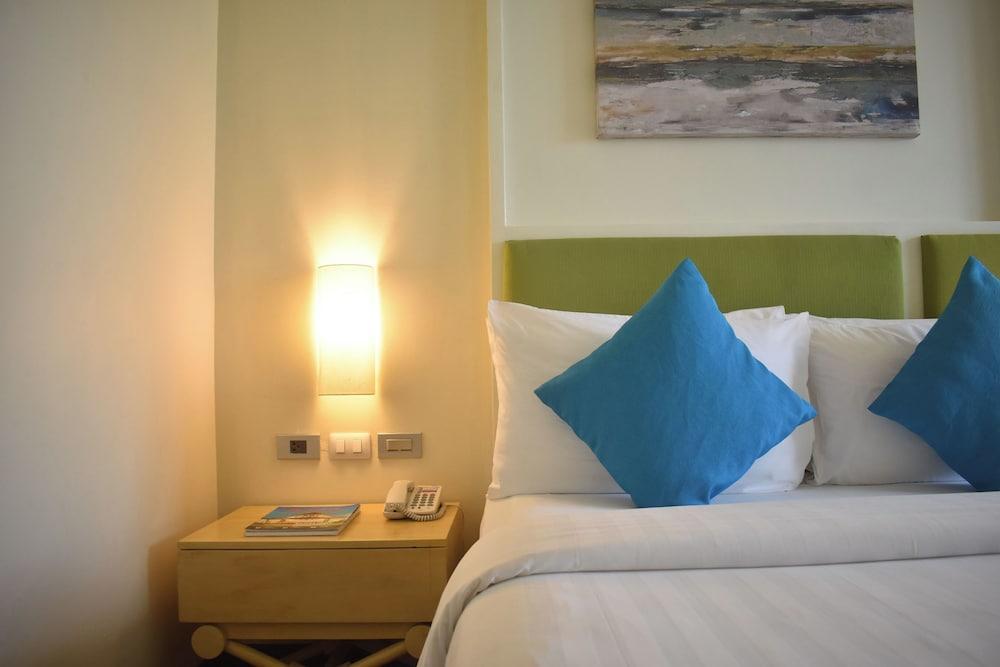 Poolside Escape Near Boracay’s Iconic Keyhole