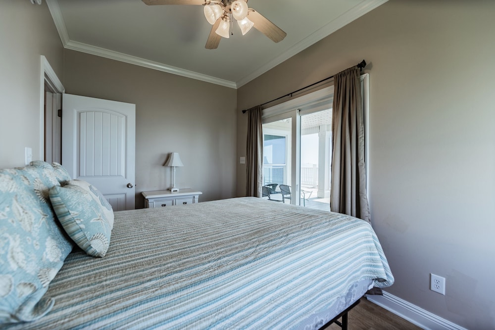Shamrock Shores - Gulf Front West End Pet Friendly Property With Room For Everyone. 3 Master Suites! 6 Bedroom Home by RedAwning view 4
