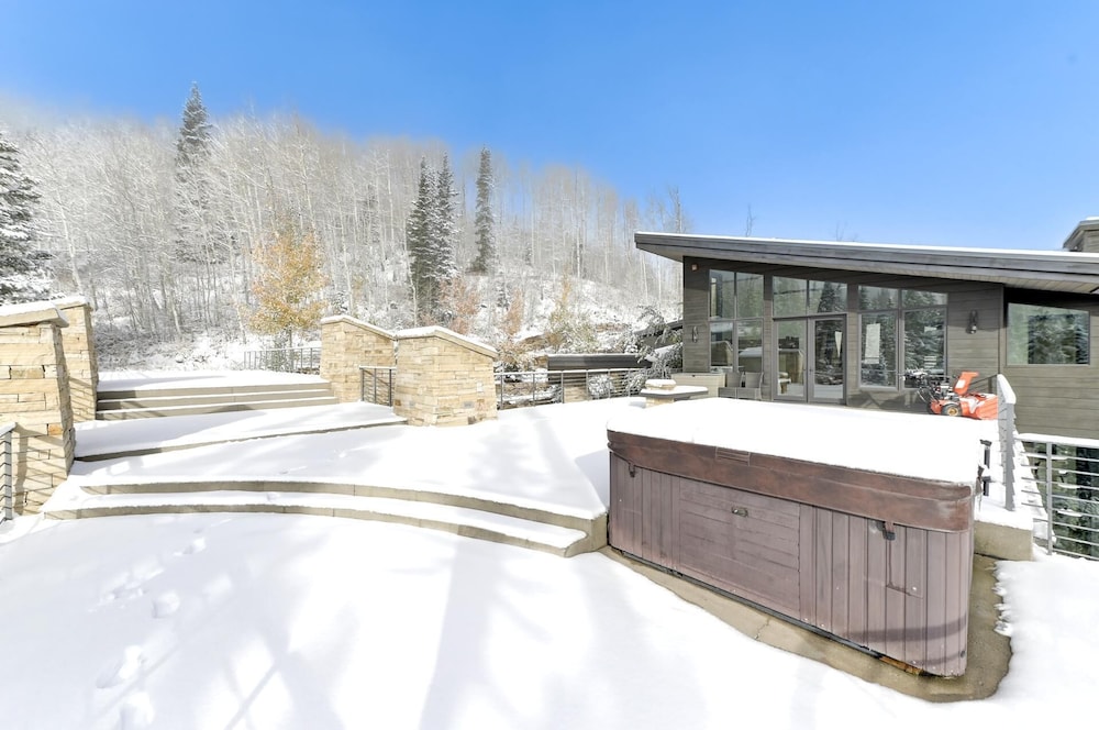 KBM Resorts Walk to Slopes, Sports Court, Private Home Theater, Sleeps 17, Outdoor Hot Tub Pco-184m