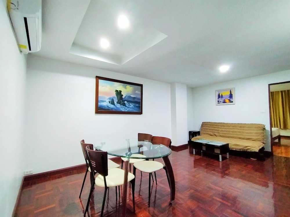 Le Vanvarothai Saladaeng Residence