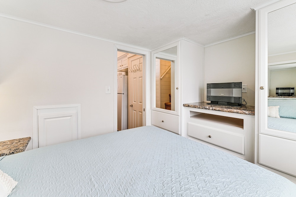 Community Perks + Views: Cozy Lake Norman Cottage