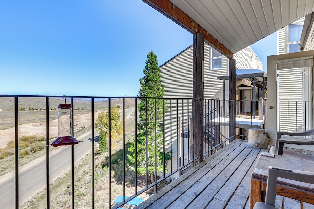 Walk to Ski Lift & Hiking: Granby Ranch Condo!