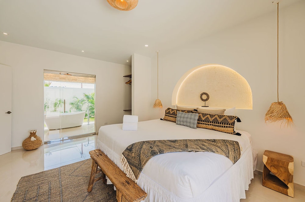 Bohostyle Villa 3min to Beach Hottub 8 Sleeps