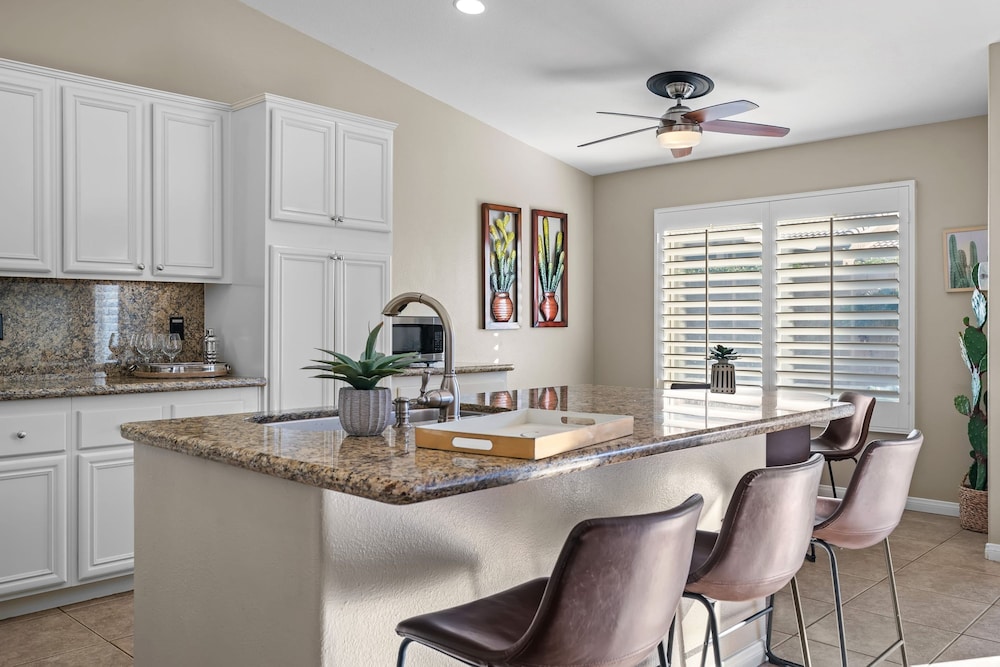 La Quinta Desert Haven Luxe Stay w Private Pool Hot Tub Pool Table