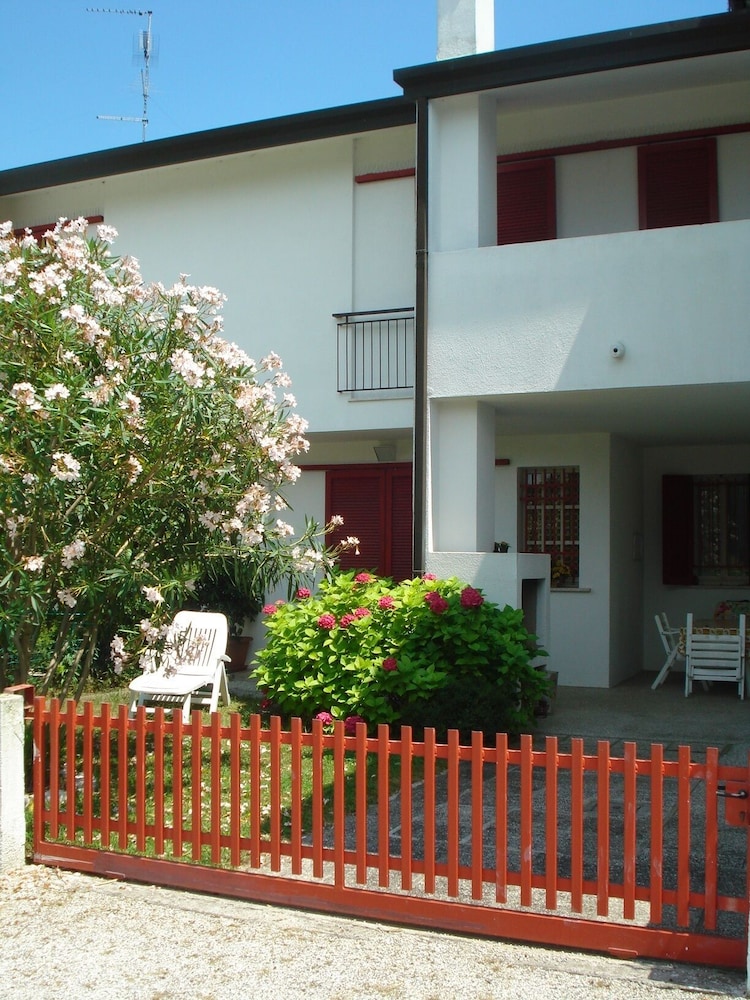 Villa in Front of the Pedestrian Area With Pool