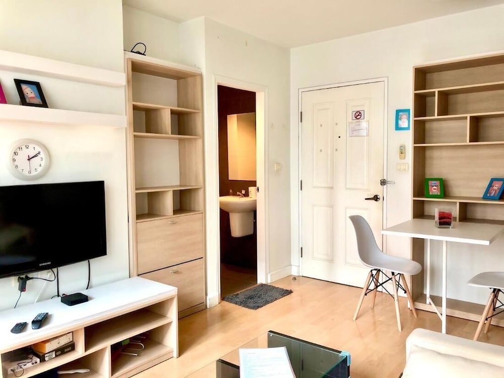 1BR Condo 5 Min to BTS 1000mbps Fiber Wi-fi Great Location