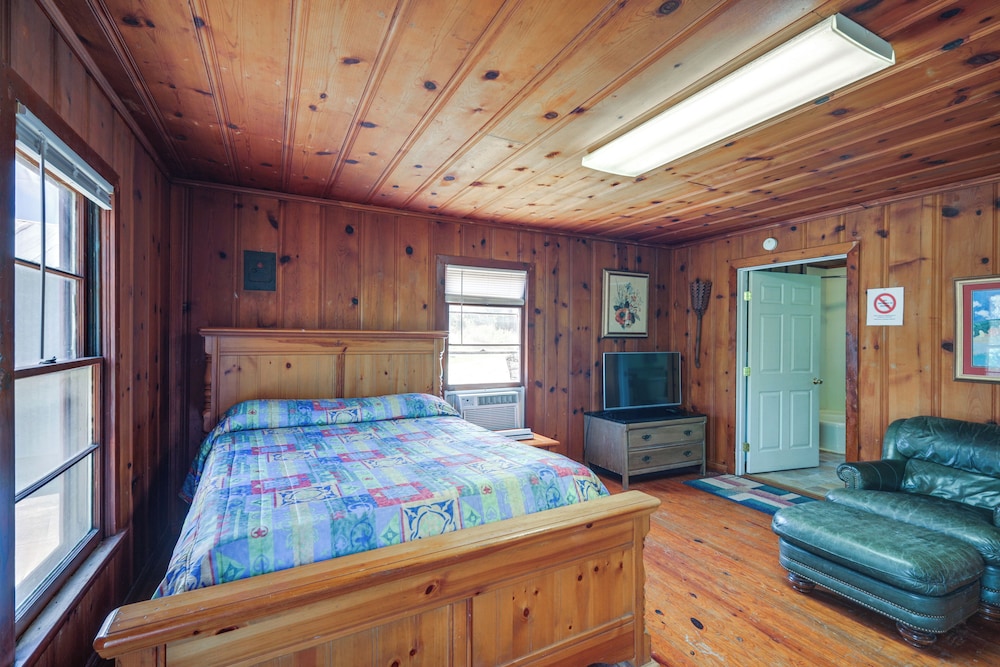On-site Trails! Cozy Whitney Cottage 2 Mi to Lake