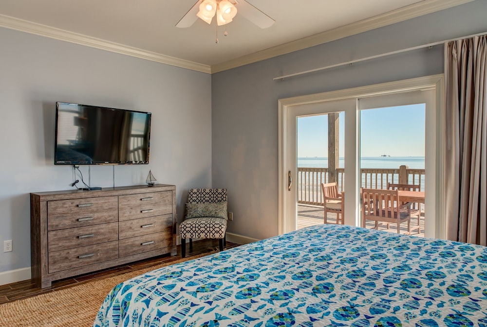 High Tide - Pet Friendly! Expansive Floor Plan And Stunning Views! Large Gulf Front Deck! 6 Bedroom Home by RedAwning view 5