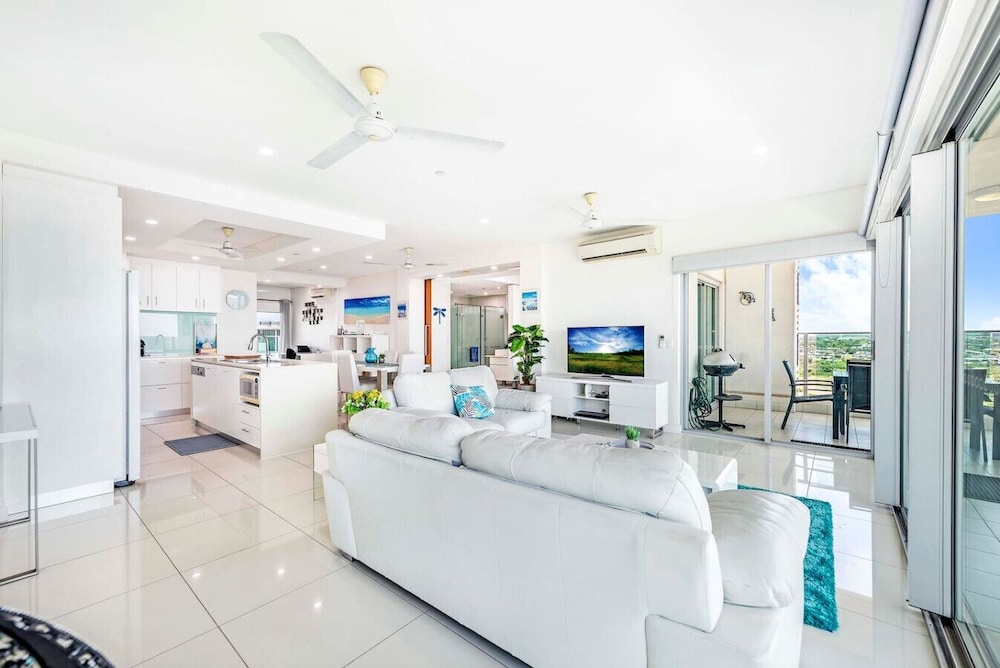 Zen Sapphire Shore Balcony - Pool - Work Desk