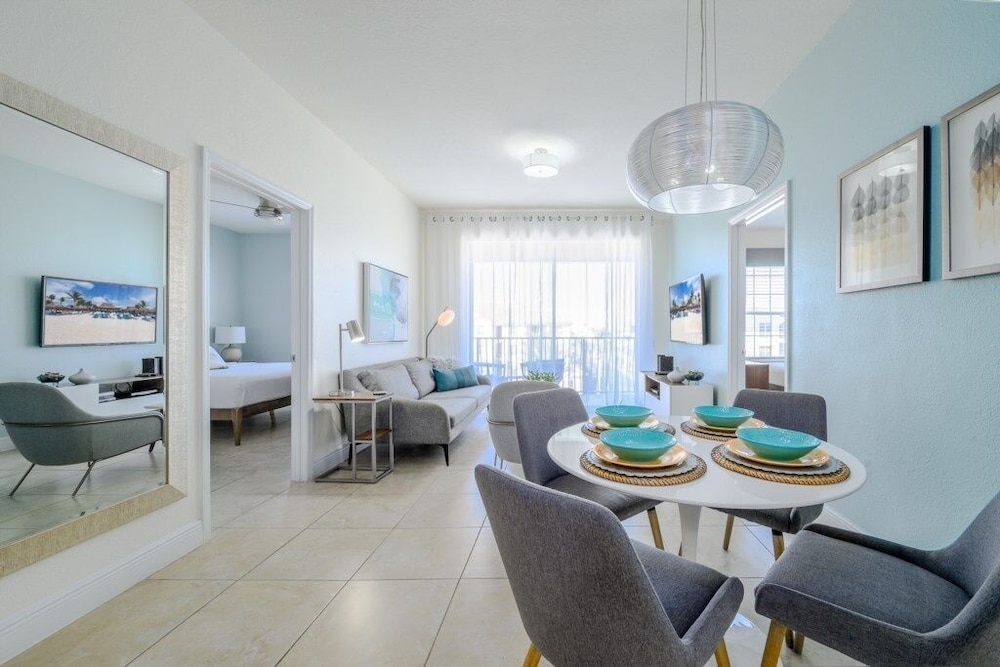 Penthouse Gem. All New! 3 Bedroom Condo by Redawning