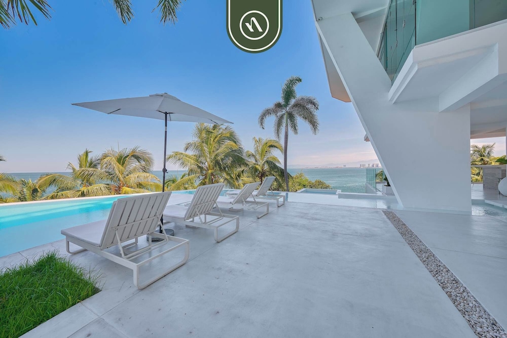 Oceanview Luxury Condo - Private Beach - Rooftpop