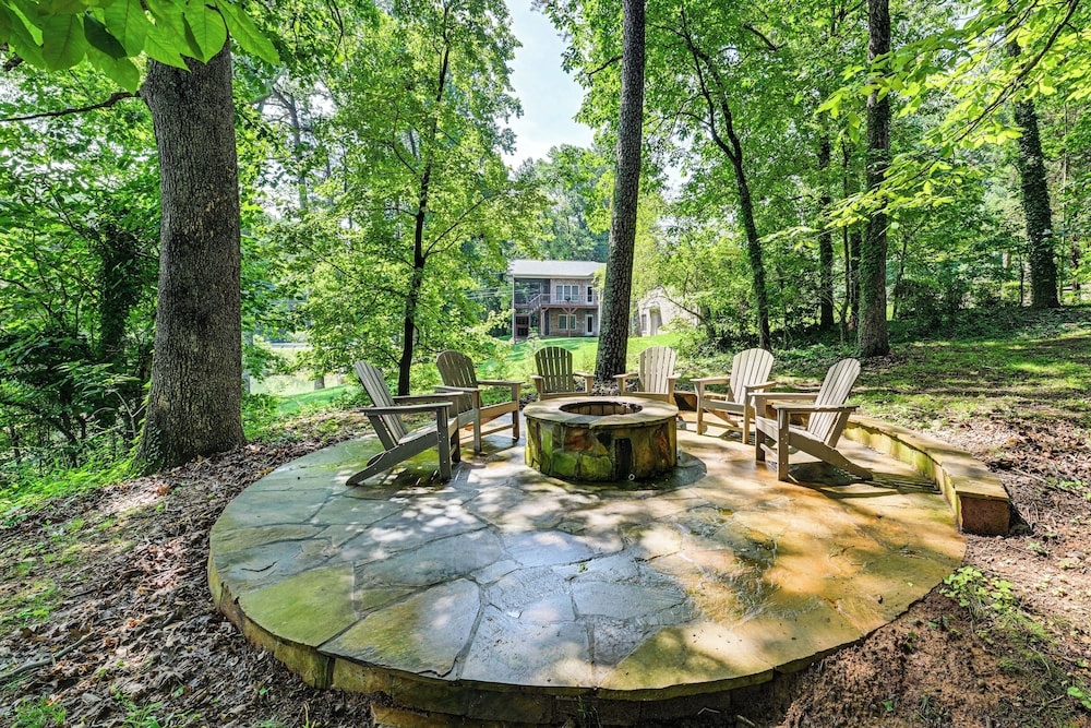 Launch & Dock: Lake Norman Retreat w/ Scenic Deck
