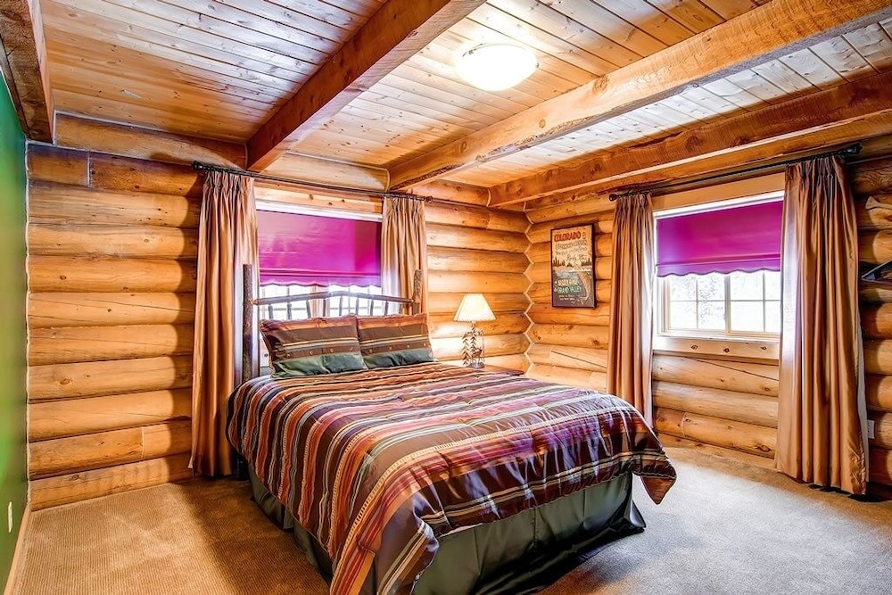 Snowshoe 4 Bedroom Home by RedAwning