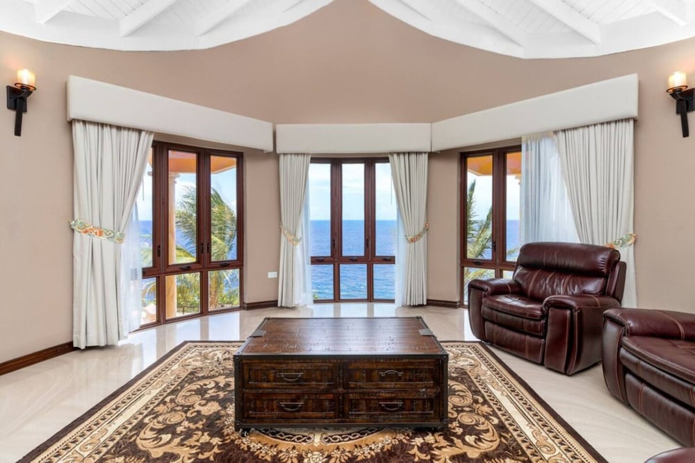 Luxury Oceanfront Villa in Tower Isle