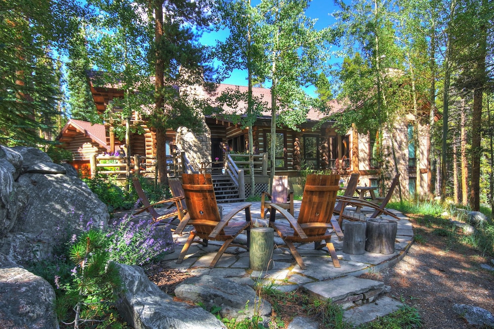 Bear Lodge 6 Bedroom Home by RedAwning