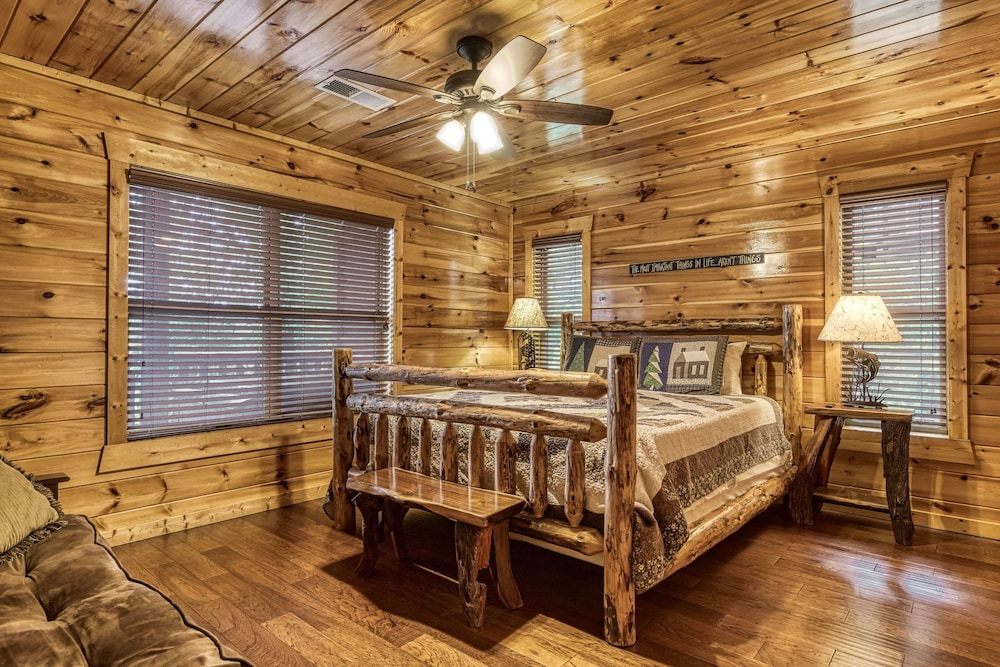 Grand View Lodge Panoramic Views Hot Tubs Game Room Theater Sleeps 56 Guests