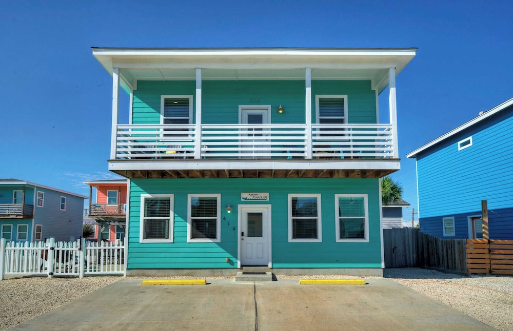 Sleeps 24, 2 Homes 2blocks to the Beach, Pool, Game Room, Patio w/ Outdoor Bar
