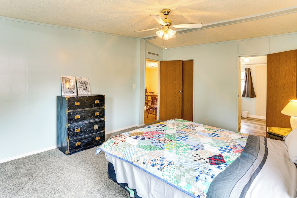 3 Mi to Dtwn: Pet-friendly Farm Retreat in Paris!