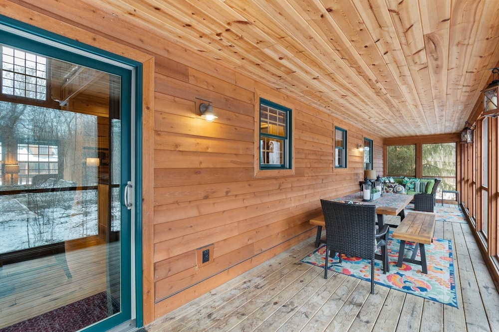Timber Nest Goshorn Lake Dock, Pool, Town HOT Tub!