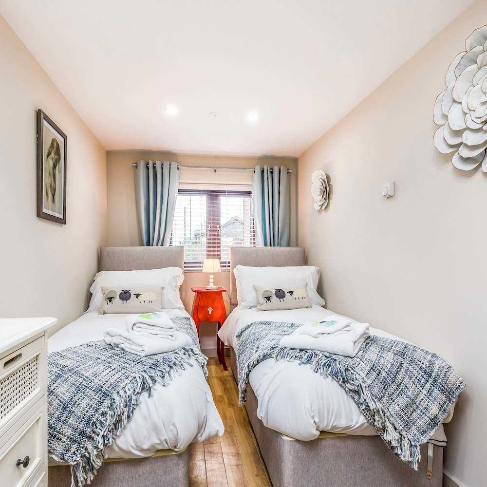 Stylish Ground Floor Apartment With Parking