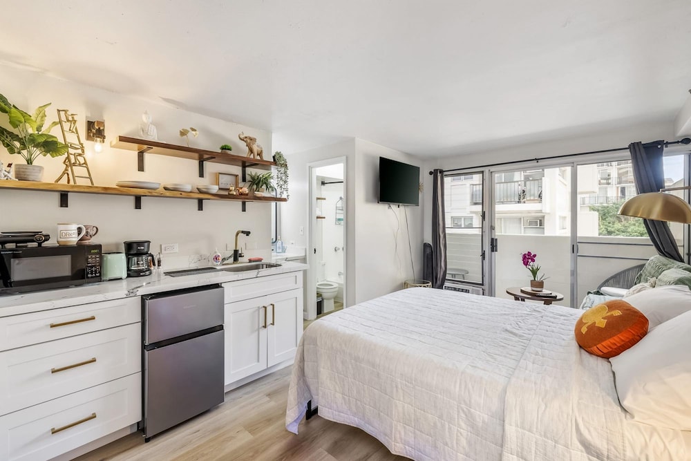 Bright Cozy Condo Unit With Balcony