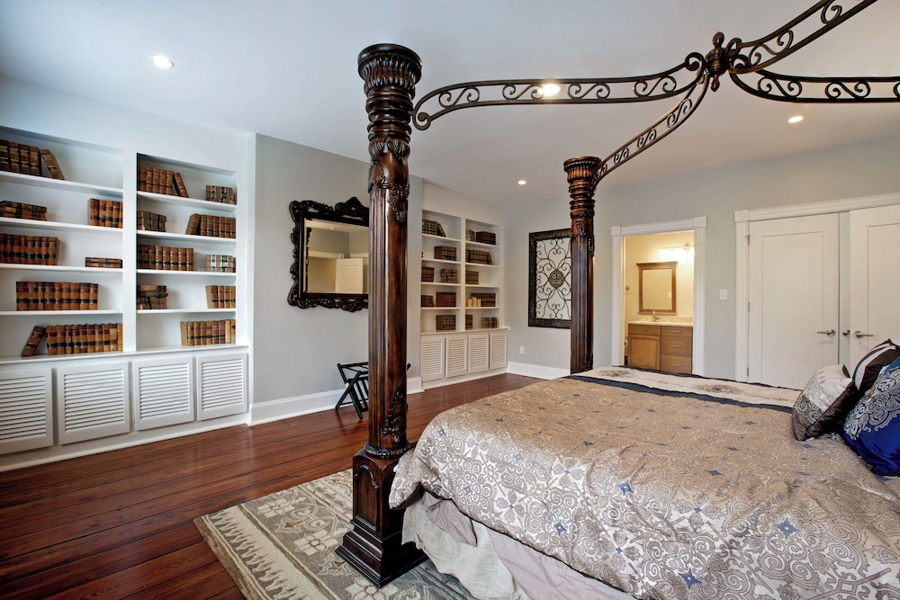Newly Renovated 4 bed 3 bath & 2 Parking