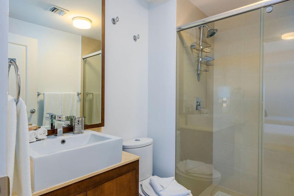 Oceanfront Penthouse 4BR w Roof Top Deck w Jacuzzi Eagle Beach