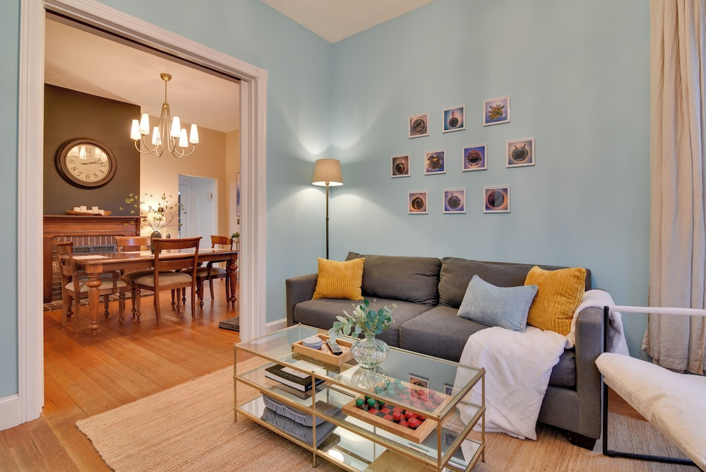 < 1 Mi to Moda Center: Walkable Portland Retreat!