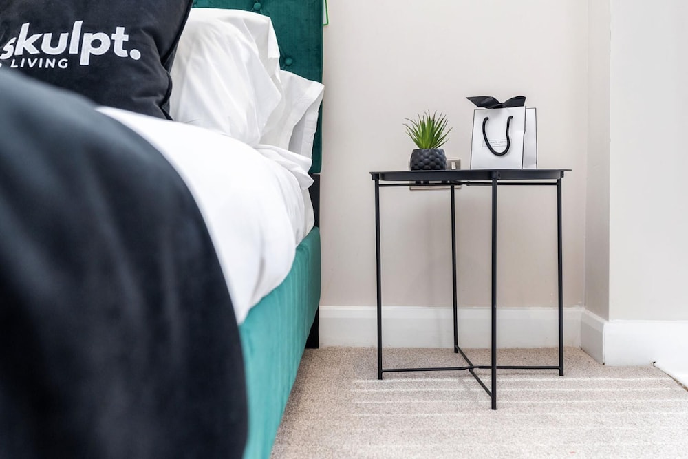Luxury 1 Bed Apt With City Views Heart of Leeds view 2