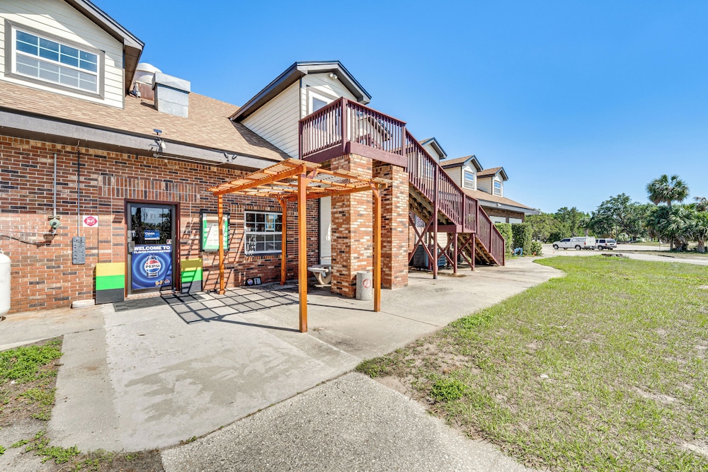 14 Mi to Legoland: Haines City Retreat w/ Yard!