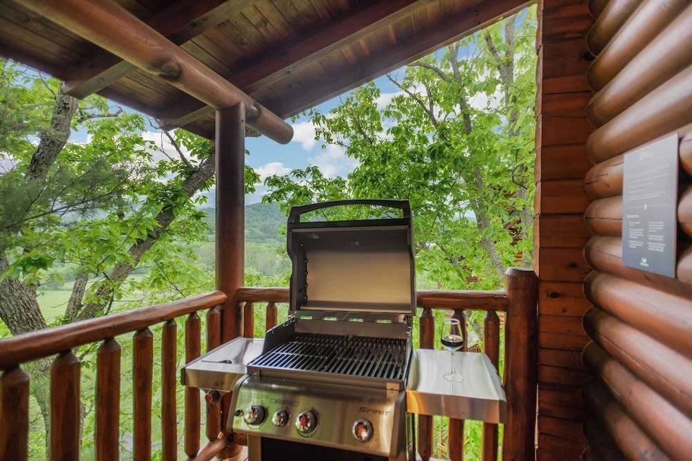Resort Cabin w/ Hot Tub, Pool Table, Deck Views Summit View Way by Avantstay