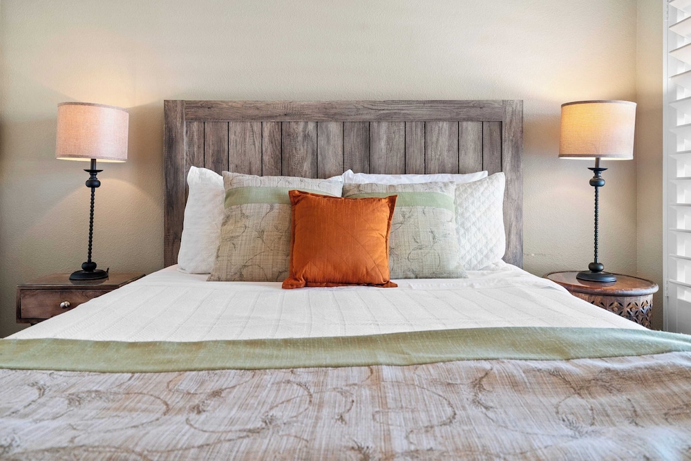 La Quinta Desert Haven Luxe Stay w/ Private Pool, Hot Tub, Pool Table