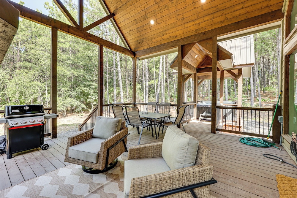 Private Hot Tub: Home 13 Mi to Broken Bow Lake