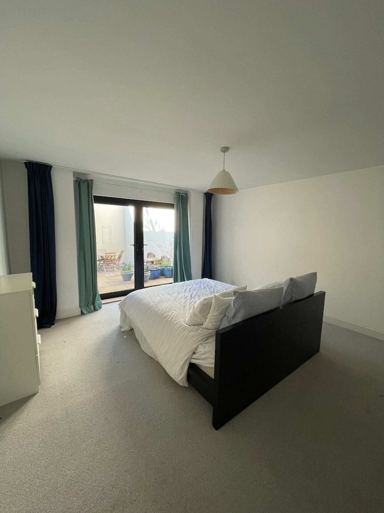 Beautiful 2BD Flat With Private Courtyard- Borough