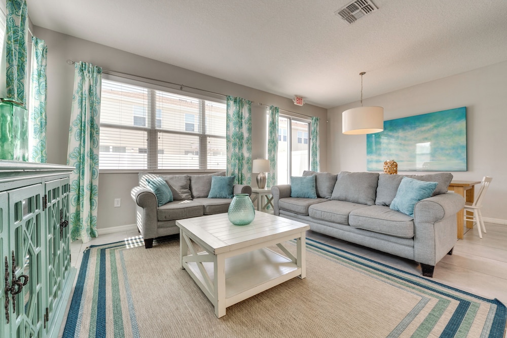 4 Mi to Wdw: Sleek Townhome w/ Community Pool!