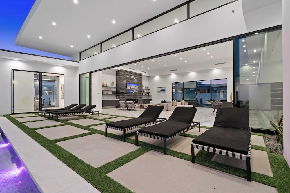 Sleeps 23 Pool, Hot Tub & Putting Green Minutes to Golf & Dining Bravo Villa #7 by Avantstay