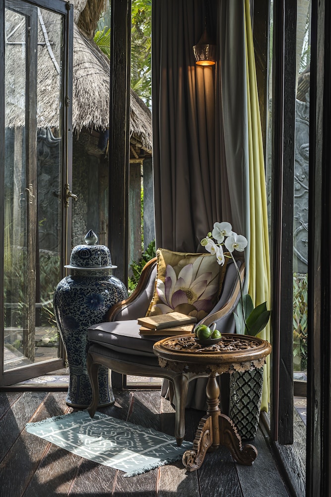 Absolute Beachfront Romantic Villa Laut