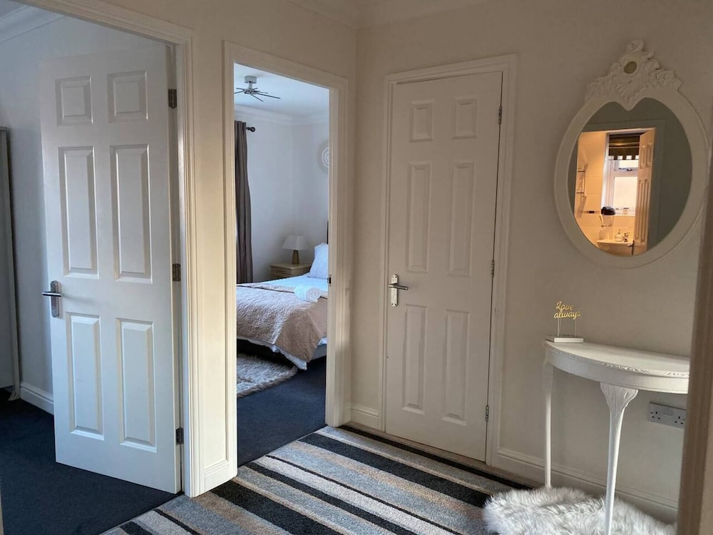 4-bed House With Private Garden in Barnsley! view 2