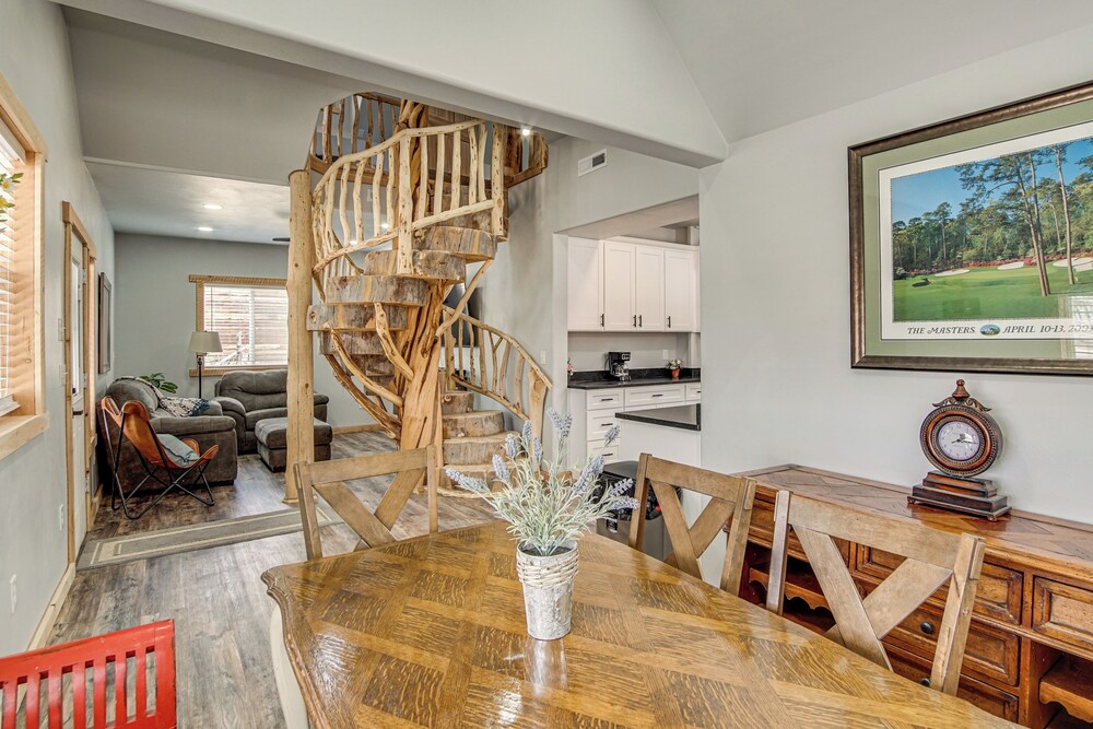 Family Home w/ Mountain Views in Circleville!