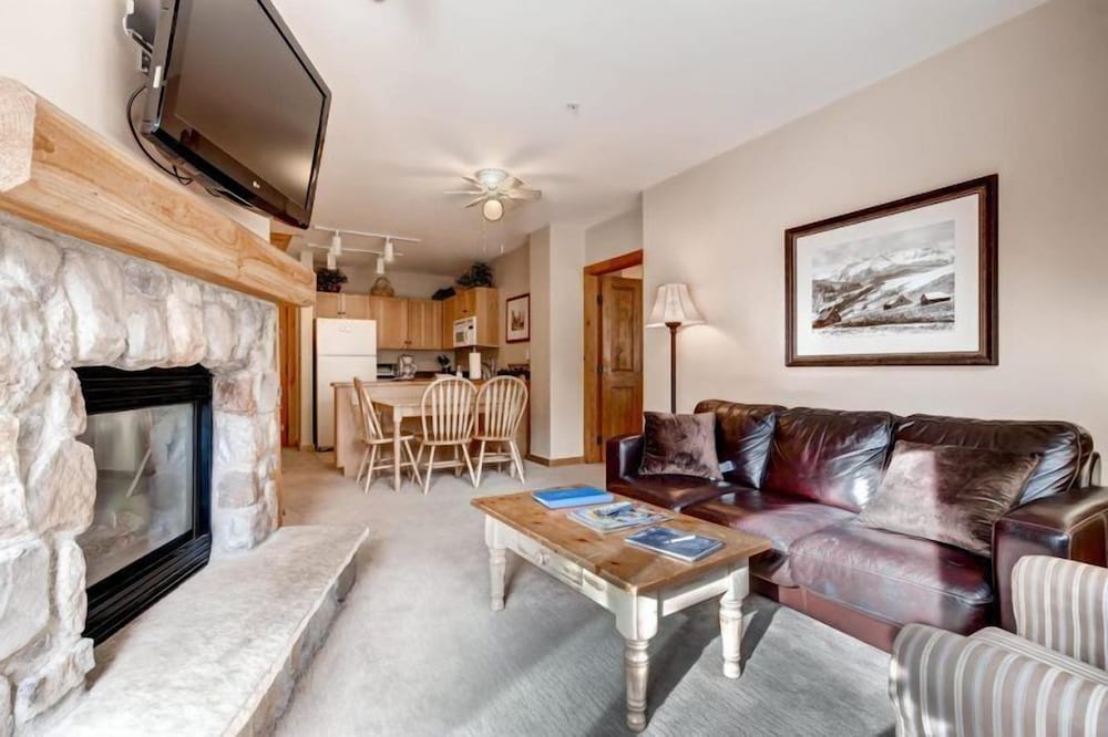 River Run Village 2 Bedroom Condo - 100 yards to slopes, Pool, Hot Tub Access