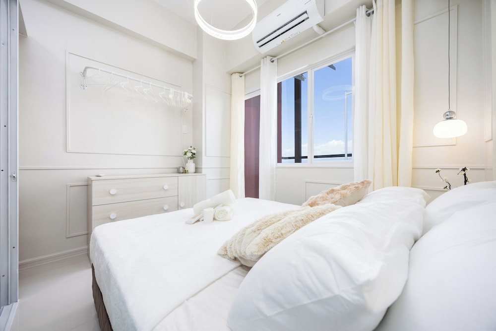 Chic Studio With Balcony & City View Near Airport