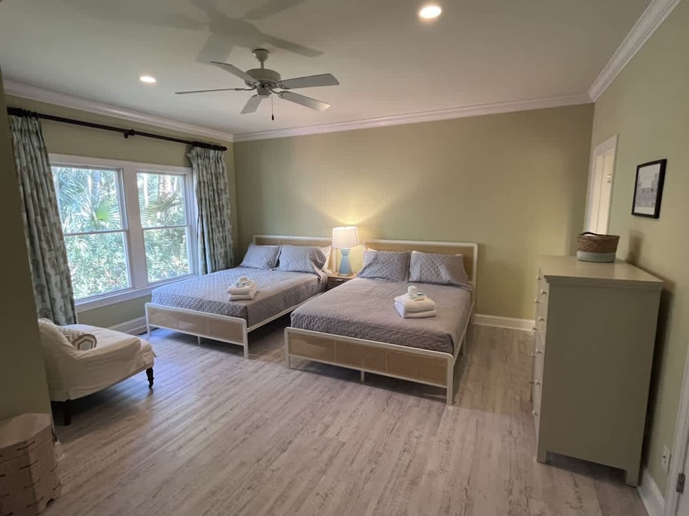 Island Time - Pet Friendly and Minutes From Beach
