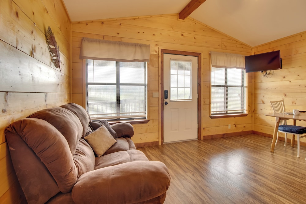 Mtn-view Porch: Arkansas Cabin Near White River