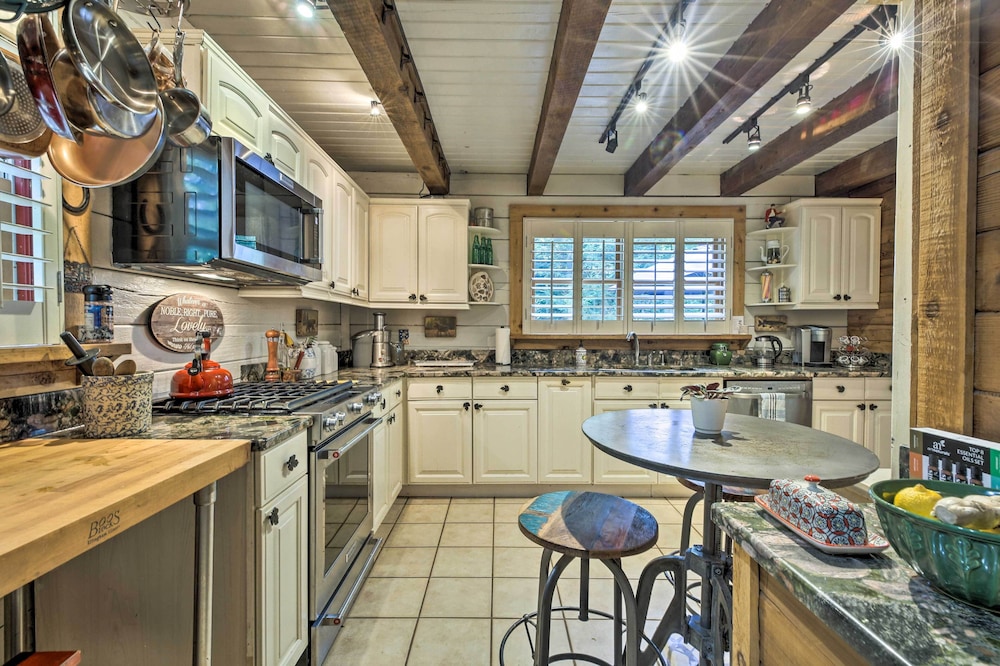 Serene Mableton Cabin - 13 Mi to Downtown Atlanta! view 3