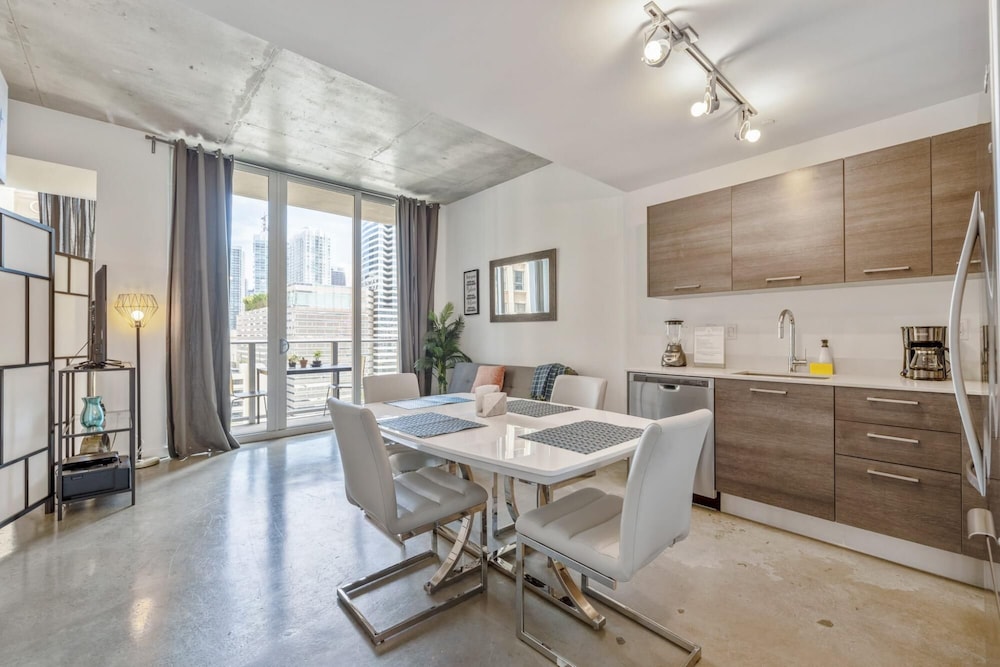 Cozy Downtown Pad- Luxe Rooftop Pool gym and More