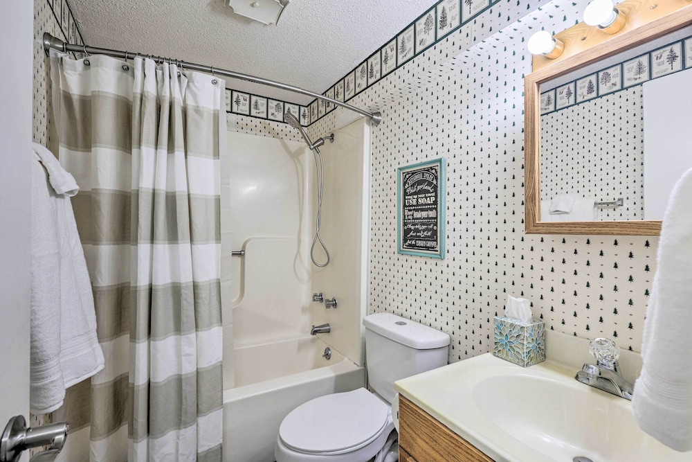 Sugar Mountain Condo w/ Balcony: Steps to Golf!