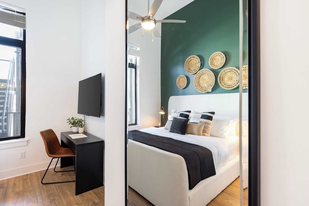 New Build Sleeps 12, 2 Condos in Scenic Bluffside, Minutes to Downtown