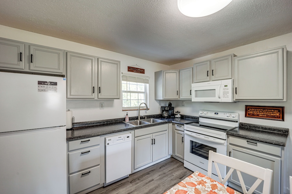 Walk to Main Street! Family Home in Williamstown